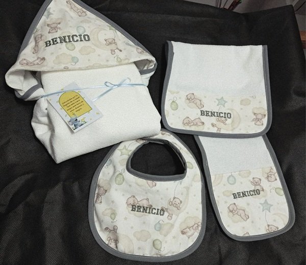 Ajuar Mimitos completo con el nombre Benicio bordado en toallón, baberos y bandanas