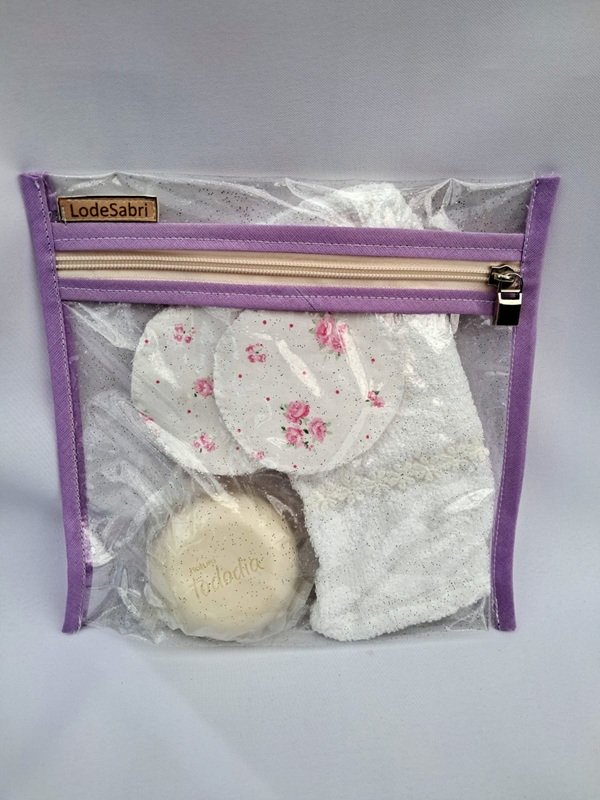 Bolsa cosmética violeta transparente con discos desmaquillantes y jabón