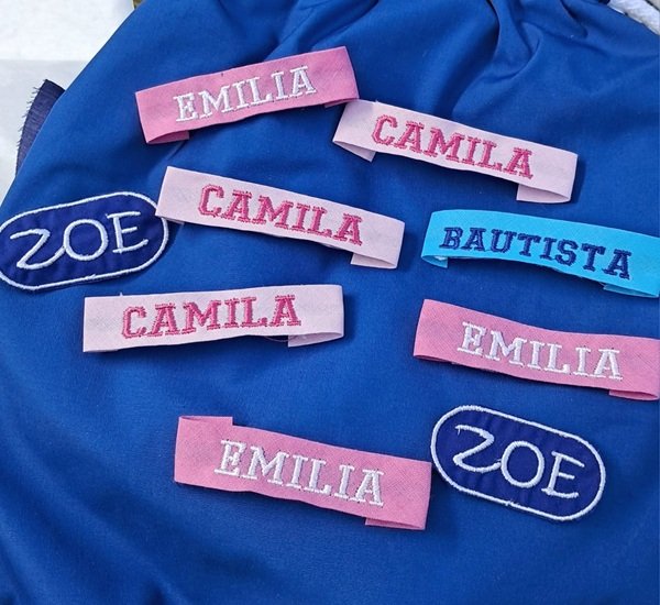 Etiquetas de tela bordadas con nombres Emilia, Camila, Zoe y Bautista