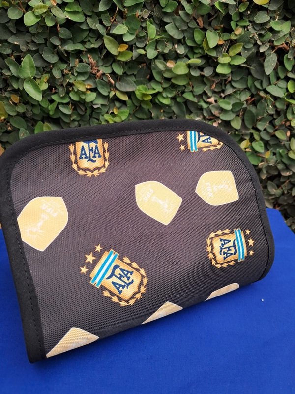 Neceser de tela estampado con el escudo AFA